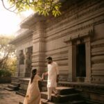 Outdoor pre wedding pose